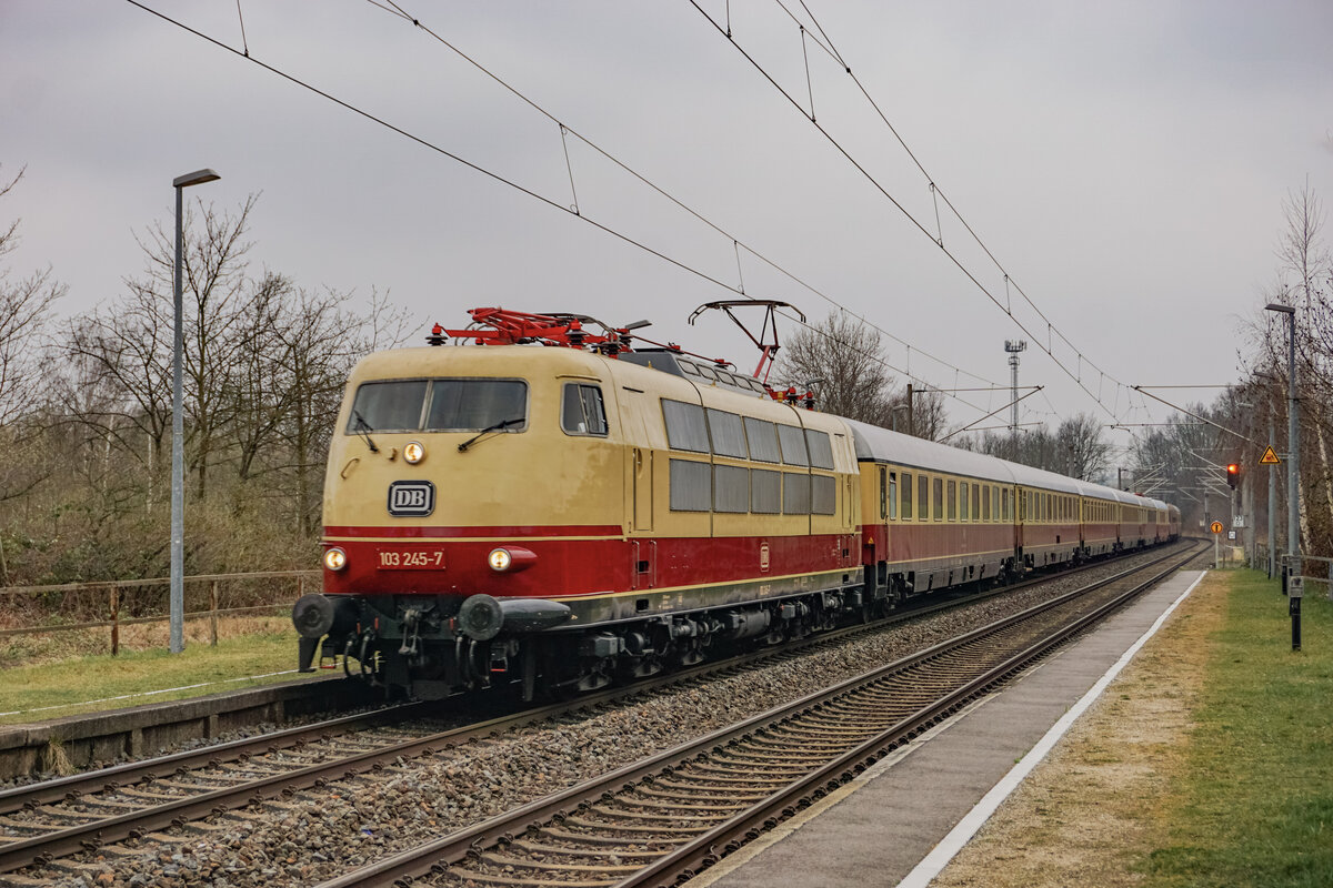 103 245 mit dem Rheingold aus Koblenz für eine Firmenausfahrt der PRESS in Oberrothenbach.