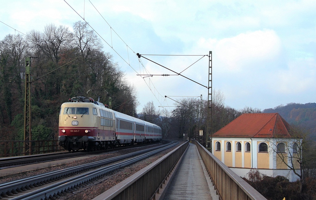 103 245 mit einem Sonderzug aus München nach Regensburg bei Regensburg am 30.11.13