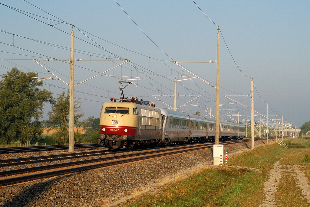 103 245 mit IC 2201 bei Hatenhofen (20.08.2013)