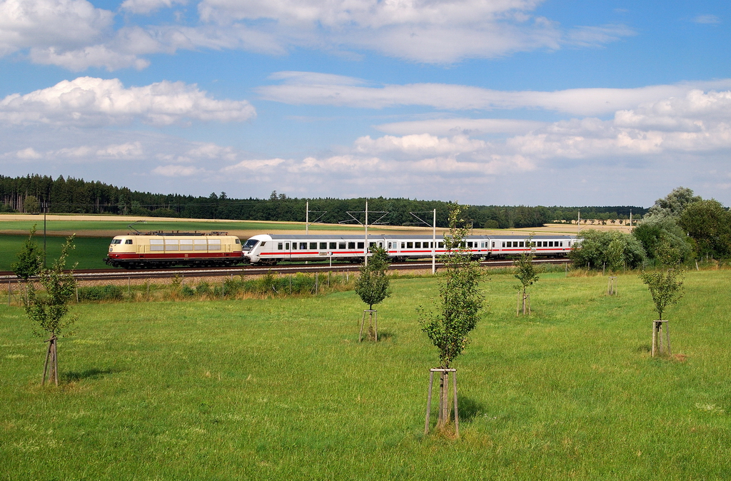 103 245 mit IC 2206 bei Mammendorf (12.08.2013)