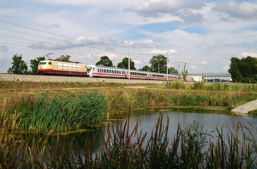 103 245 mit IC 2206 bei Hattenhofen (13.08.2013)