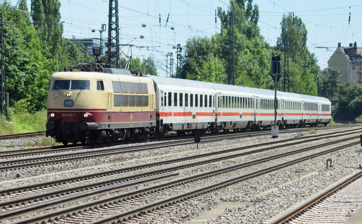 103 245 mit IC Wagen beim Münchner Heimeranplatz, aufgenommen am 10.7.2016.