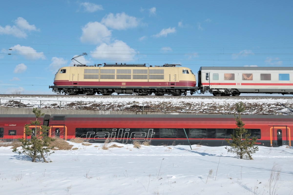 103 245 trifft auf Railjet am 31.01.15 in München-Trudering