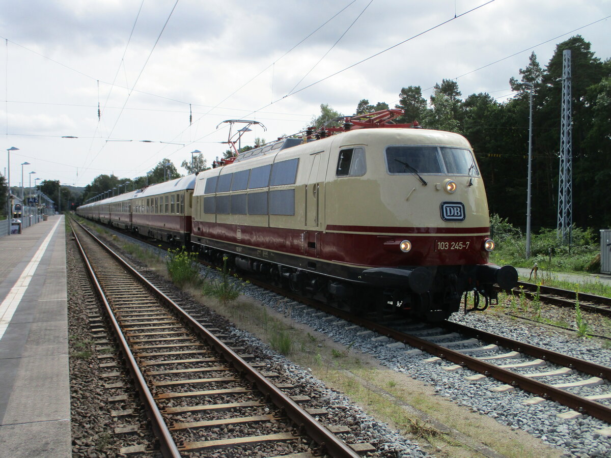 103 245,mit dem Sonderzug nach Göttingen,während der Pause,am 05.August 2023,in Binz.