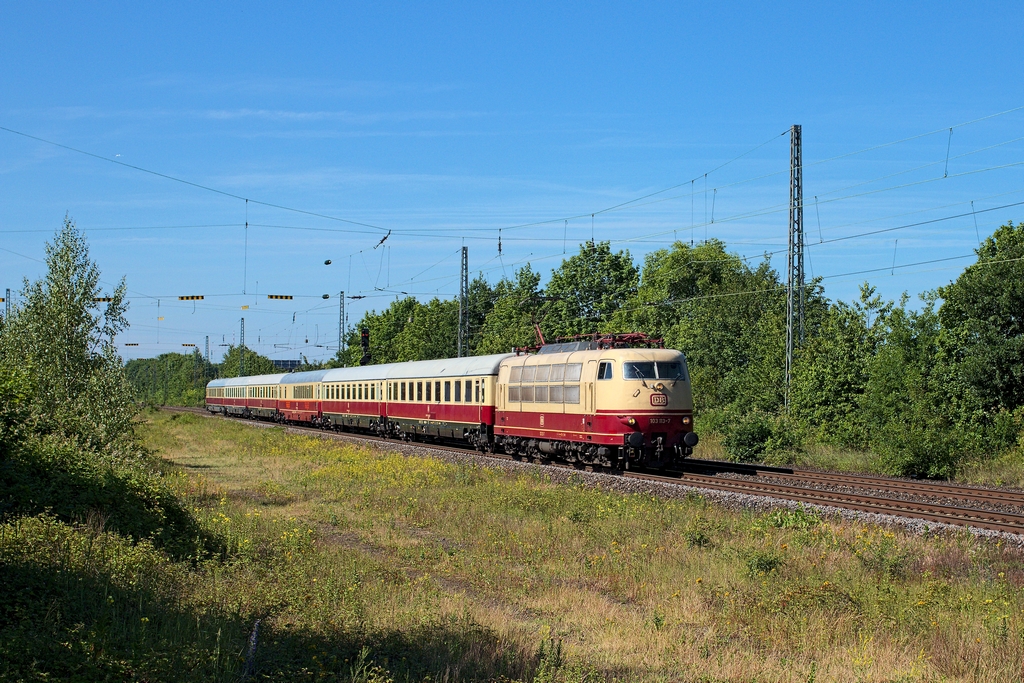 103 mit TEE-Wagen auf freier Strecke, das hatte es am 14.6.2015 erstmals seit 2 1/2 Jahren wieder gegeben. In Menden (St. Augustin) ging es pünktlich mit der 103 113 Richtung Köln