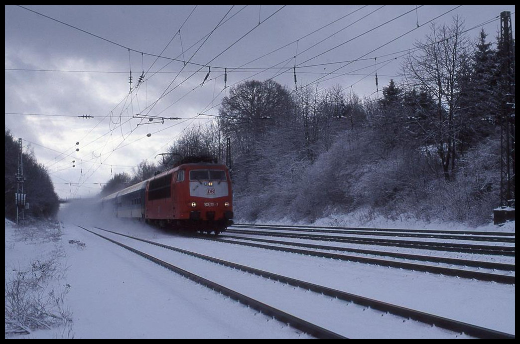 103111 ist hier am 17.2.1999 bei Hiddenhausen Schweicheln mit einem Intercity in Richtung Minden unterwegs.