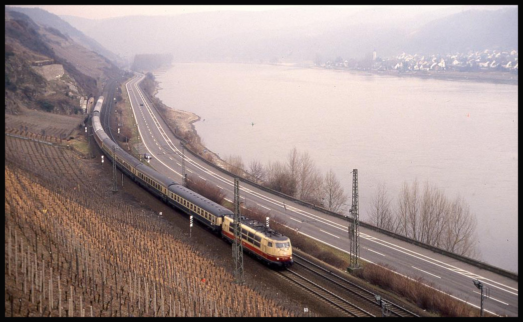 103130 ist hier auf der linken Rheinseite am 10.3.1993 um 11.06 Uhr nahe Boppard in Richtung Süden unterwegs. 