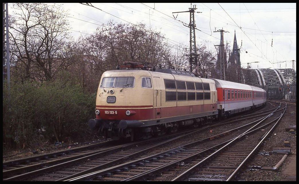103133 fährt hier am 25.3.1993 um 14.12 Uhr mit dem IC 522 nach Hamburg in Köln Deutz ein.
