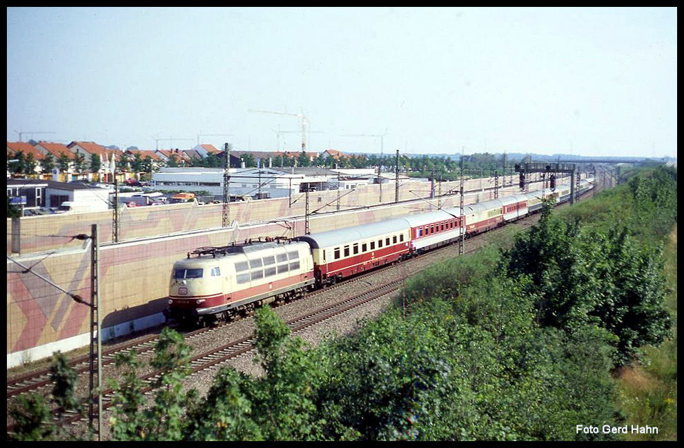 103136 passiert hier am 6.7.1991 um 17.19 Uhr mit dem IC 604 Richtung Mannheim die Stadt Hockenheim. Es war die Zeit der bunten Intercity Wagen Reihungen.