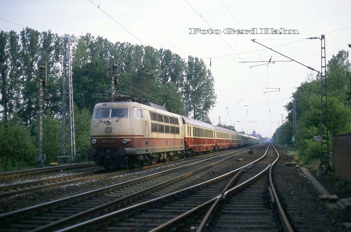 103142 braust am 21.5.1988 um 19.10 Uhr mit dem IC 533 nach Hamburg durch den Überholbahnhof Lengerich - Ringel!
Übrigens stand ich hier nicht im Gleis, sondern fotografierte über den Prellbock hinweg.