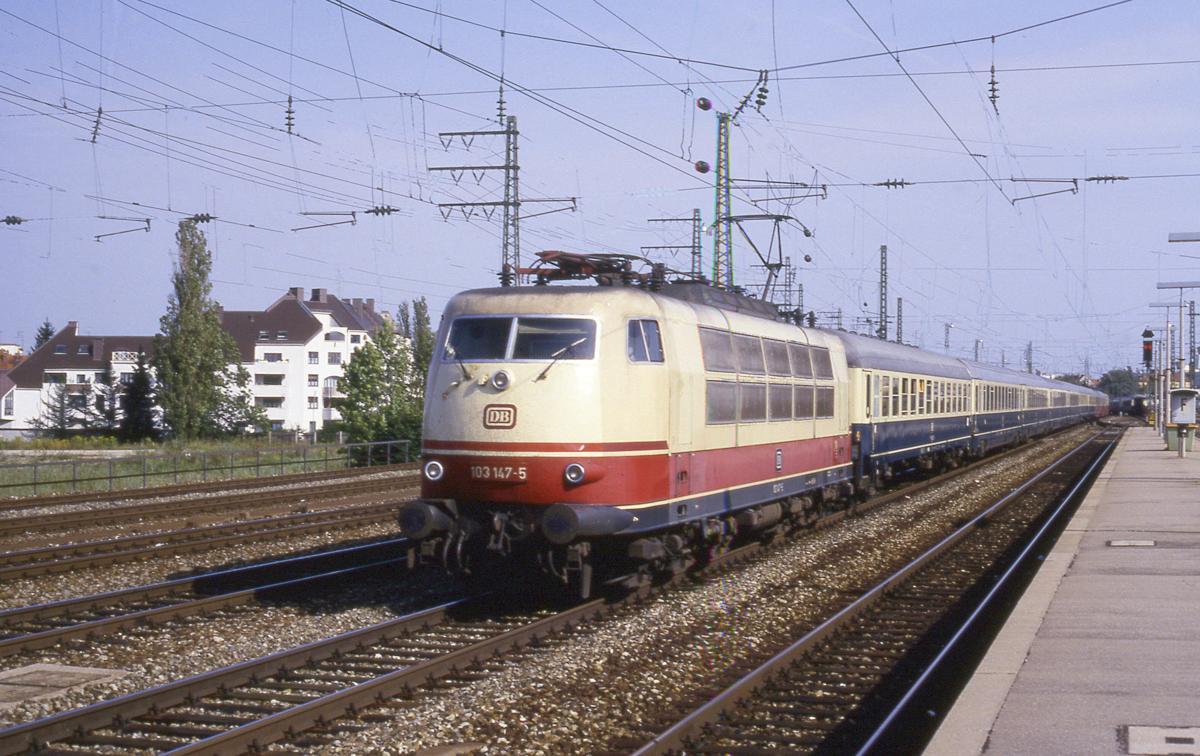 103147 fährt mit IC 600  Hercules  am 12.9.1987 um 15.56 Uhr in München Pasing durch.