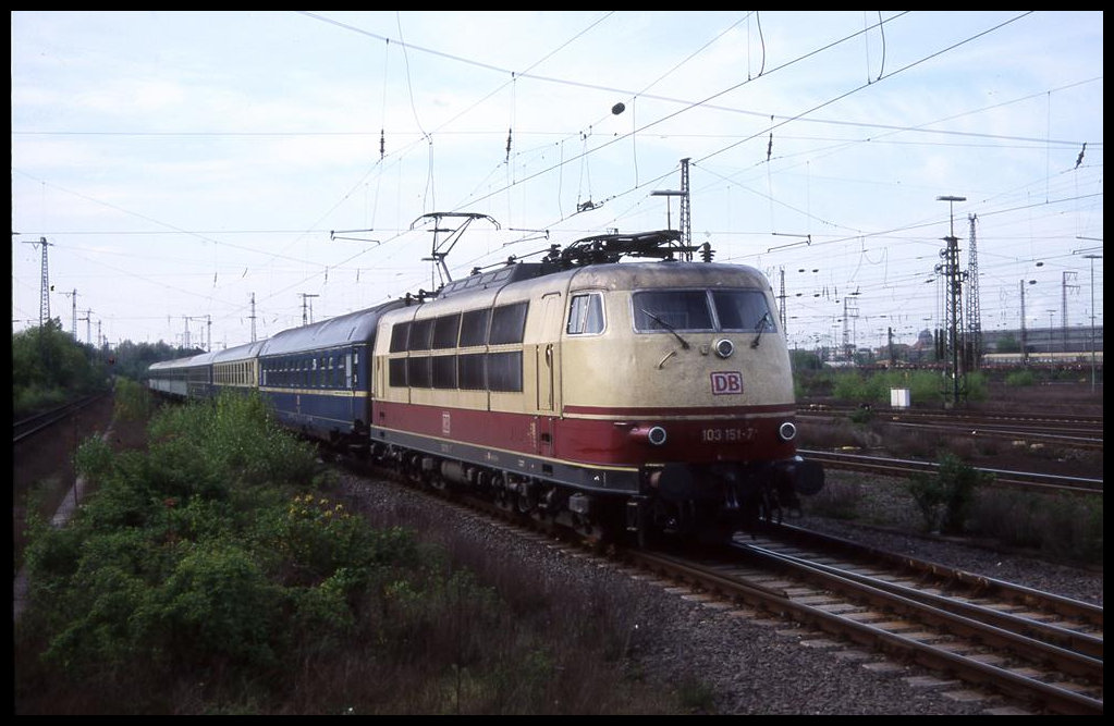 103151 erreicht hier am 25.4.1999 mit dem Nachtzug Prag - Amsterdam um 10.08 Uhr den HBF Duisburg.