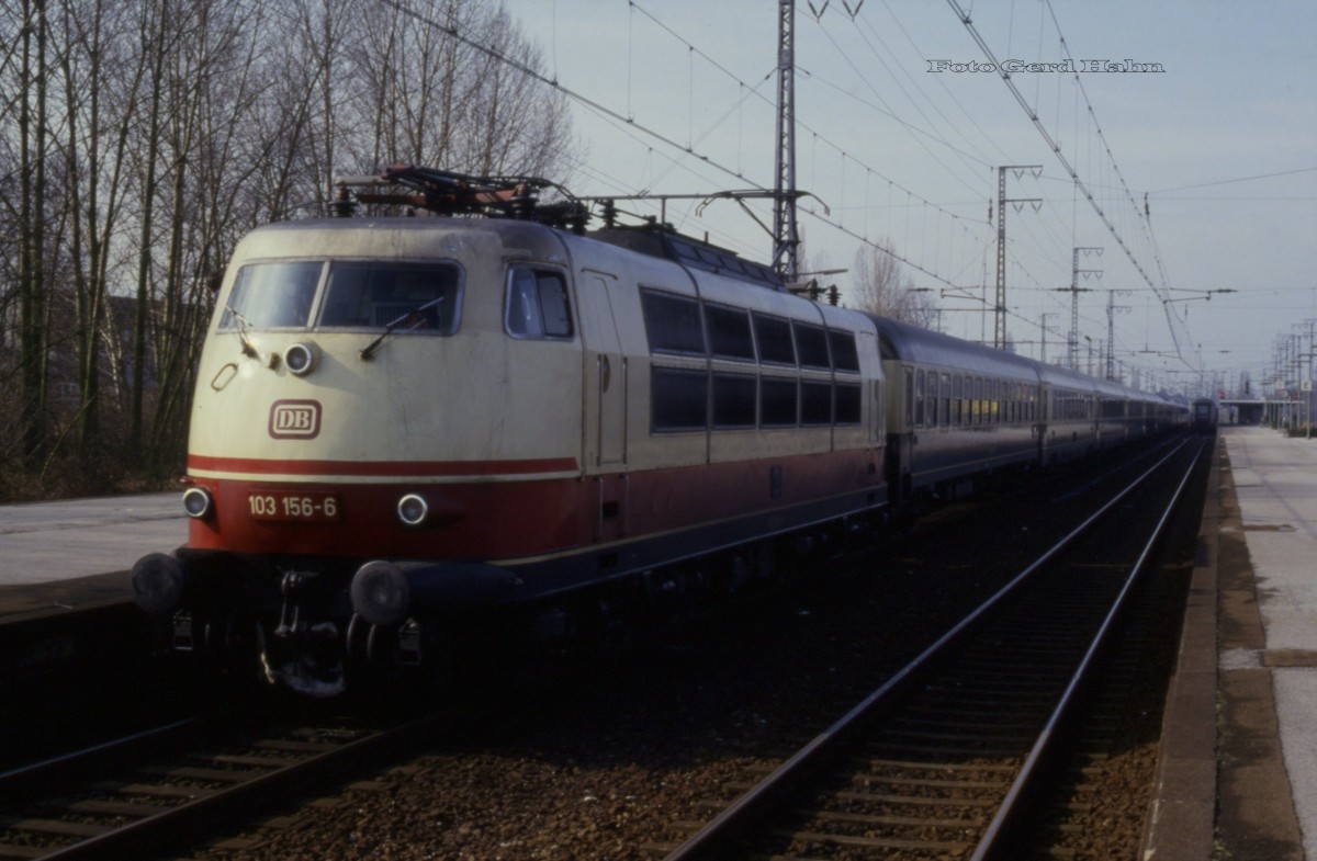103156 mit EC 27 Frans Hals Richtung Köln am 2.3.1988 um 12.38 Uhr im Grenzbahnhof Emmerich.