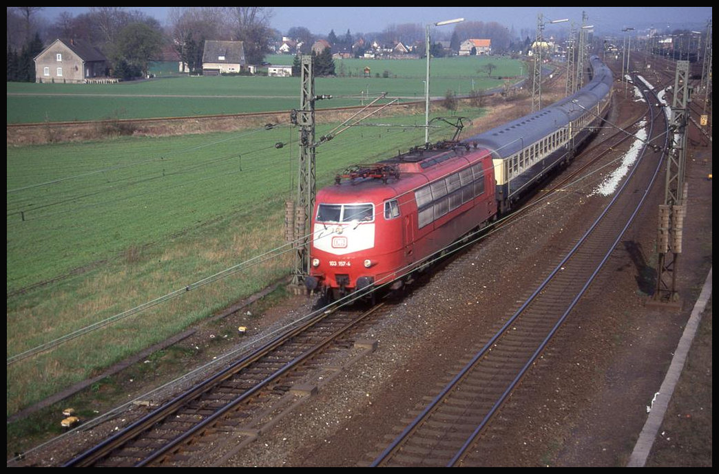 103157 mit IC 621 hat hier am 9.4.1993 gerade den Bahnhof Lengerich durchfahren und ist unterwegs zum nächsten Halt in Münster HBF.