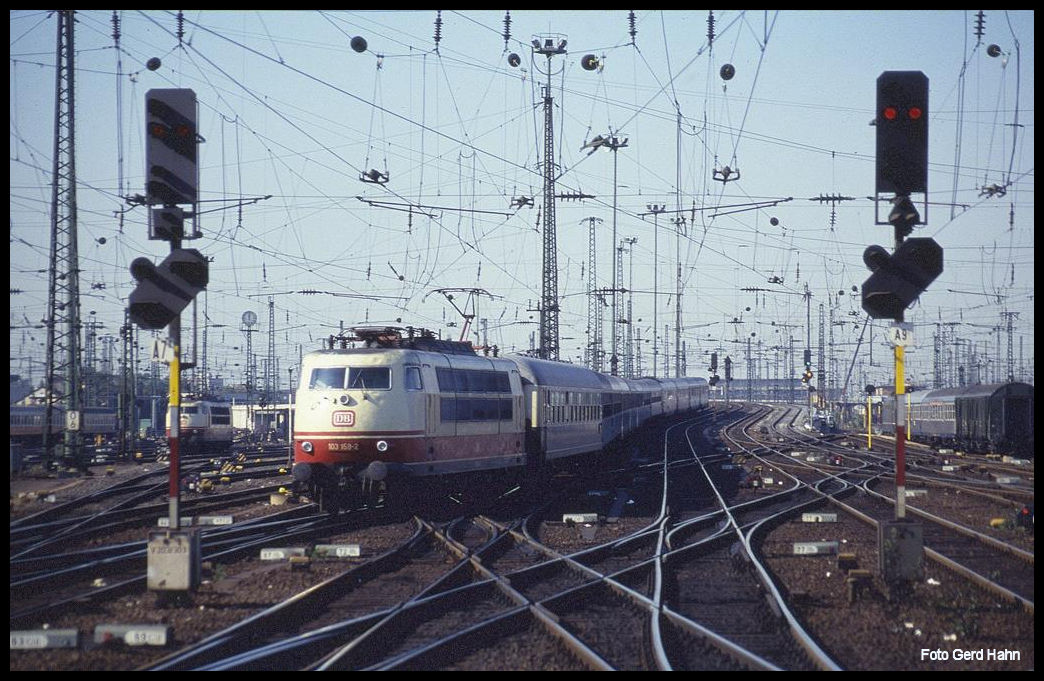 103158 erreicht hier am 14.9.1991 um 10.36 Uhr mit dem Intercity HANSEAT den Hauptbahnhof Frankfurt am Main. Der Zug ist unterwegs nach Hamburg.