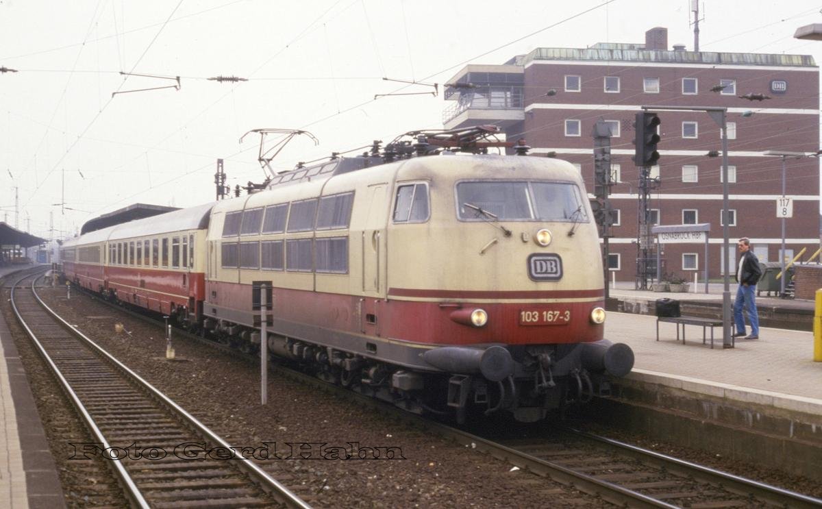 103167 ist am 5.4.1988 um 11.29 Uhr mit dem IC 631  Theodor Storm  auf Gleis 3 in Osnabrück Hauptbahnhof eingefahren.