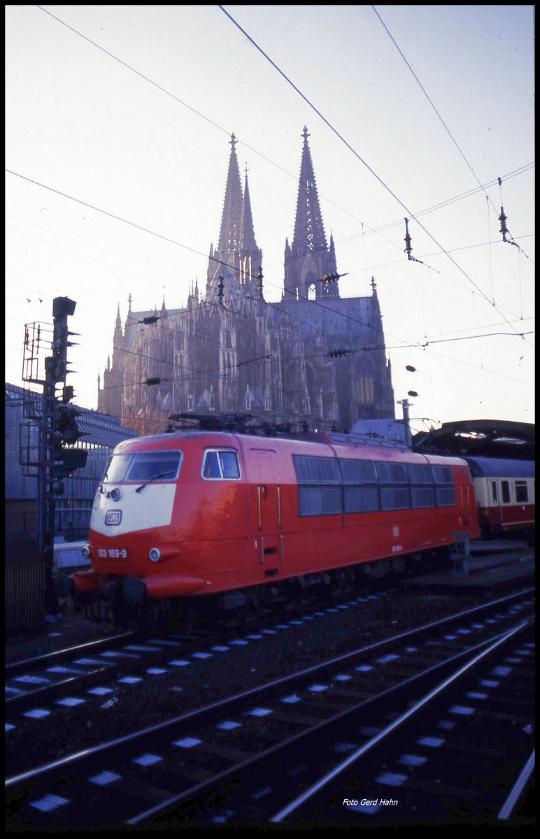 103169 fährt am 30.11.1989 um 15.06 Uhr vor den Türmen des Kölner Dom mit dem 
EC 8 RHEINPFEIL in Köln HBF aus.
