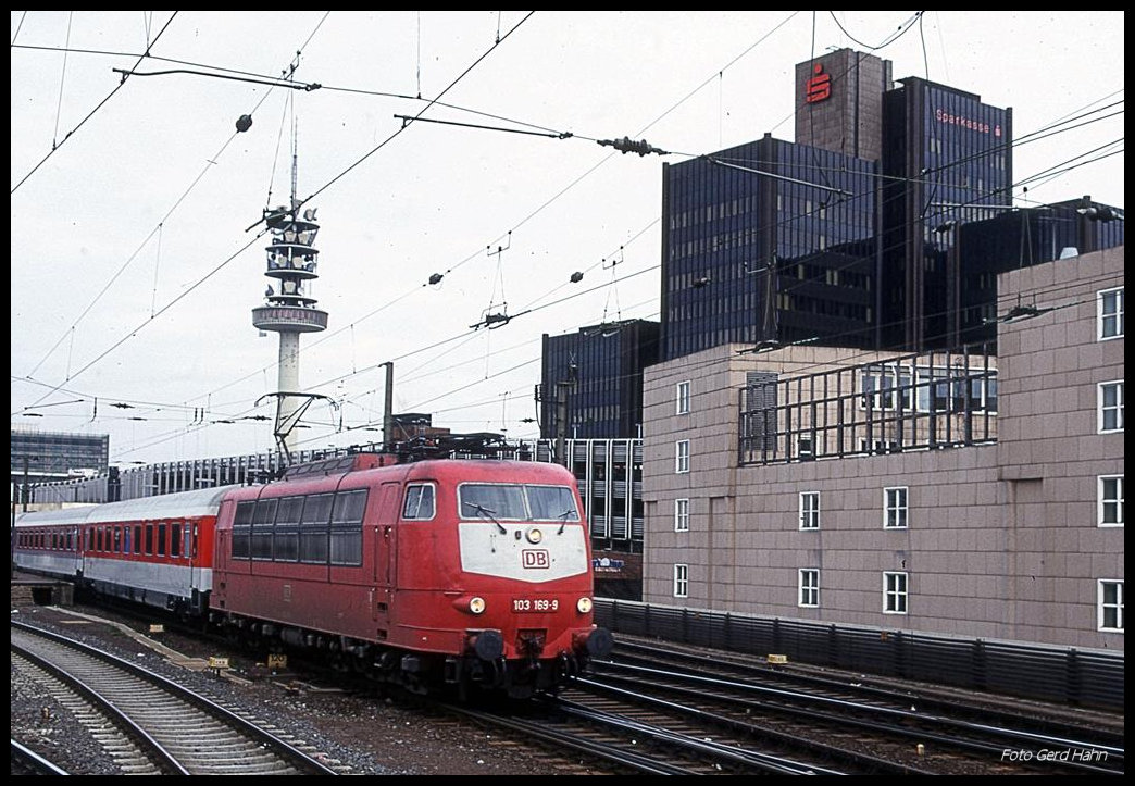 103169 mit der  Rollenden Raststätte  nach Berlin am 22.3.1998 um 9.25 Uhr im HBF Hannover ein.