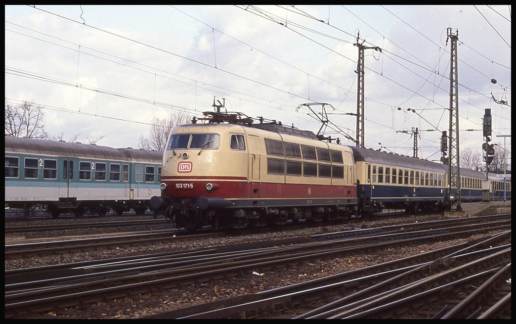 103171 verlässt hier am 25.3.1993 um 14.46 Uhr mit dem EC 109 Thuner See nach Interlaken Ost den Bahnhof Köln Deutz.