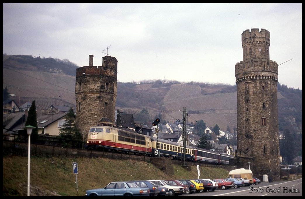 103173 kam am 10.3.1993 um 12.18 Uhr mit einem Eurocity Richtung Schweiz durch Oberwesel.