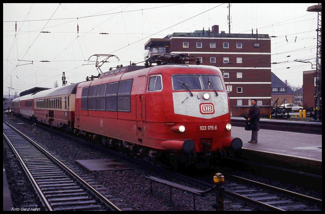 103175 hält hier am 17.11.1990 mit dem EC 31 MERKUR nach Kopenhagen im HBF Osnabrück.