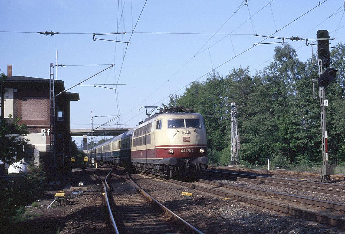 103178 erreicht am 26.5.1987 um 17.53 Uhr auf der Fahrt Richtung Münster mit dem
IC 609 Heinrich Heine den Überholbahnhof Lengerich Ringel.