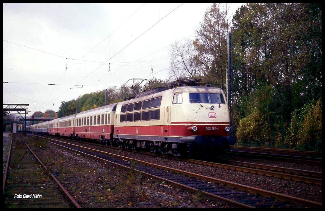 103181 mit IC 833 Karolinger nach Kiel fährt hier am 4.11.1991 durch den Bahnhof Natrup Hagen.
