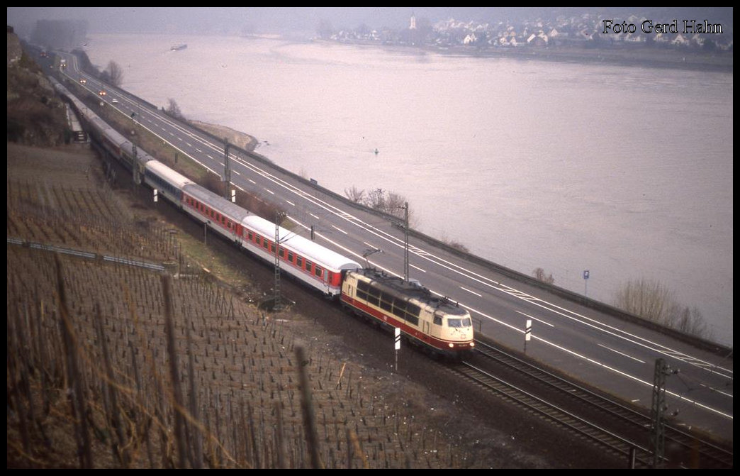 103185 war am 10.3.1993 um 10.58 Uhr mit einem Intercity im Rheintal nach Süden bei Boppard auf der linken Rheinseite unterwegs.