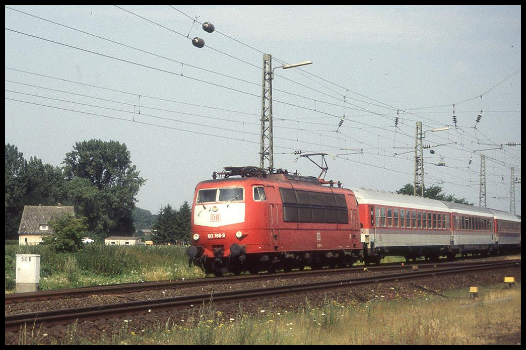 103188 verlässt hier am 14.7.1997 gerade mit ihrem IC Richtung Münster den Bahnhofsbereich von Lengerich.
