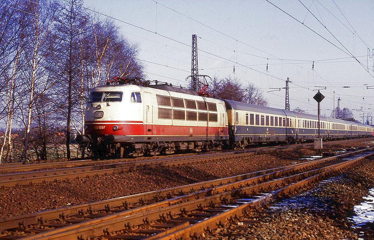 103189-7 mit IC 509 Kommodore am 24.2.1987 um 10.42 Uhr in Osnabrück - Hörne Richtung Münster.