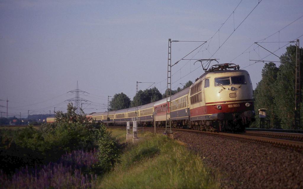 103193 mit dem IC 832 KAROLINGER am 2.7.1991 um 19.26 Uhr bei Bohmte auf der Rampe zum Wiehengebirge Rtg. Osnabrück.