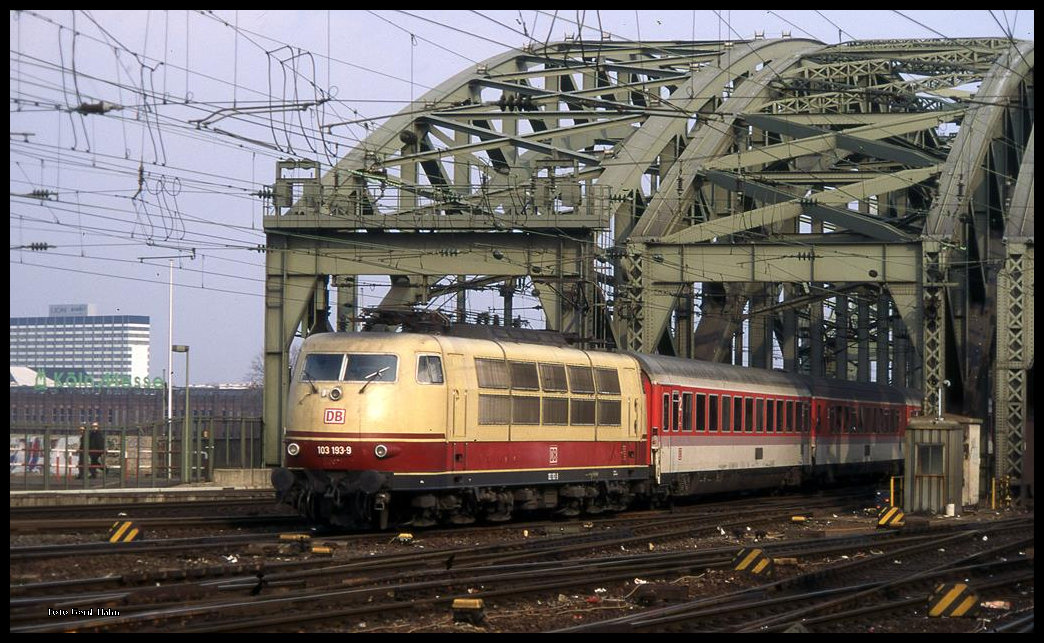 103193 mit EC nach Amsterdam fuhr am 20.3.1996 um 15.42 Uhr über die Hohenzollernbrücke kommend in den HBF Köln ein.