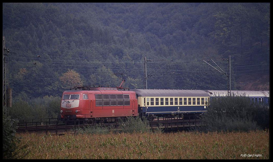 103197 mit IC 1584 war am 10.9.1989 um 12.33 Uhr auf der Leinebrücke bei Freden in Richtung Hannover zu sehen.