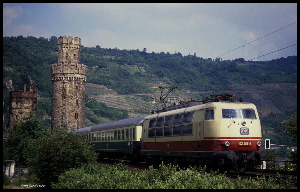 103208 am 28.5.1990 um 11.18 Uhr mit dem IC 621 Bacchus auf dem Weg nach Süden in Oberwesel.
