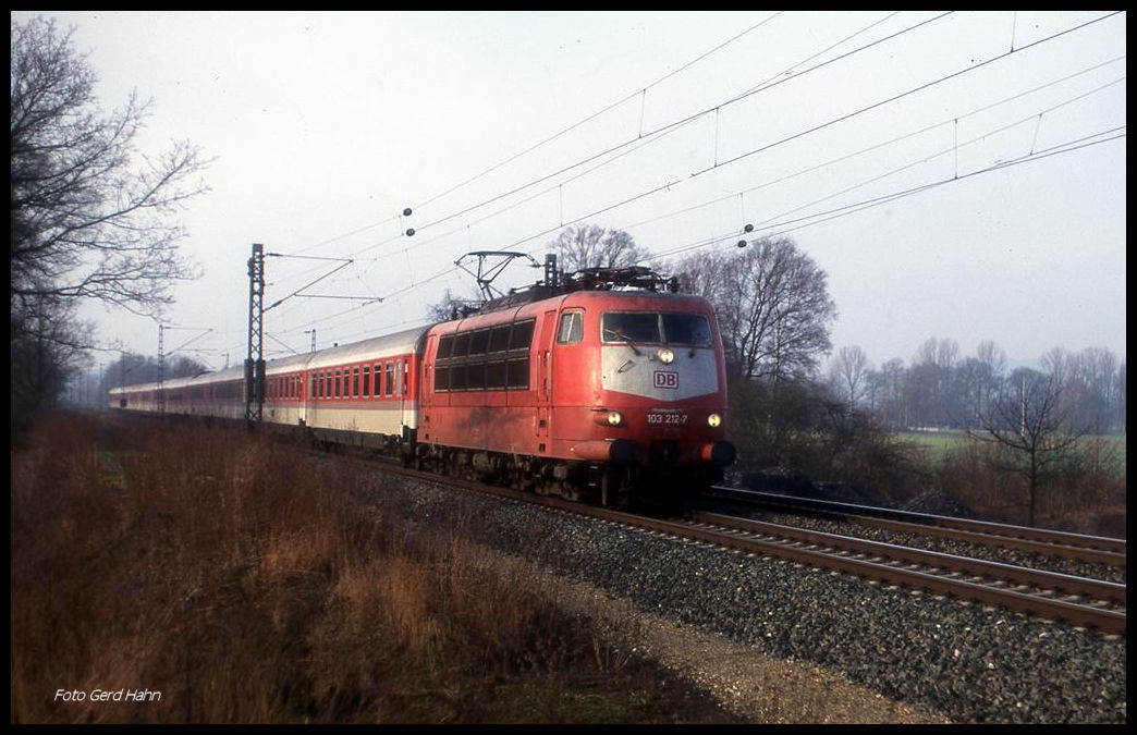 103212 erreicht hier aus Nordrhein - Westfalen kommend mit ihrem IC nach HH auf der Rollbahn wieder niedersächsischen Boden am Ortsrand von Hasbergen. 