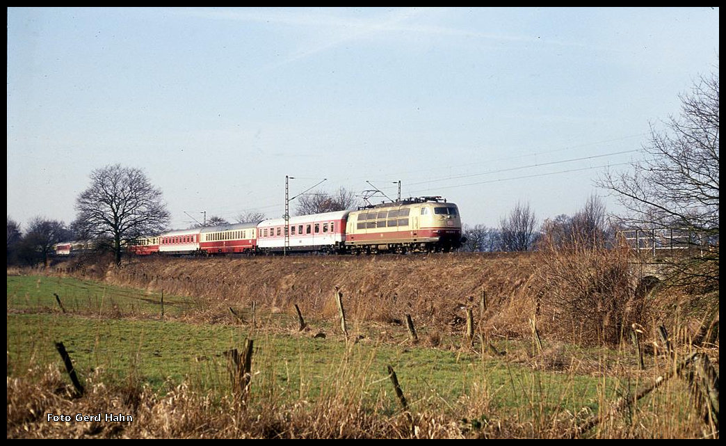 103213 mit IC 737  Karolinger  erreicht hier am 11.3.1993 um 10.18 Uhr auf der Fahrt nach Norden den Ortsrand von Hasbergen. - Es war mal wieder eine Phase, wo die DB ihren Fahrzeugpark neu lackierte! 