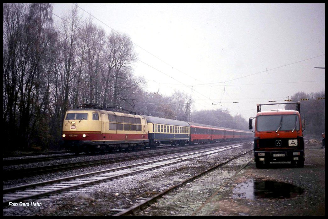 103220 kommt hier am 22.11.1991 um 9.55 Uhr mit dem EC 29 Prinz Eugen nach Wien durch den Bahnhof Natrup Hagen.
