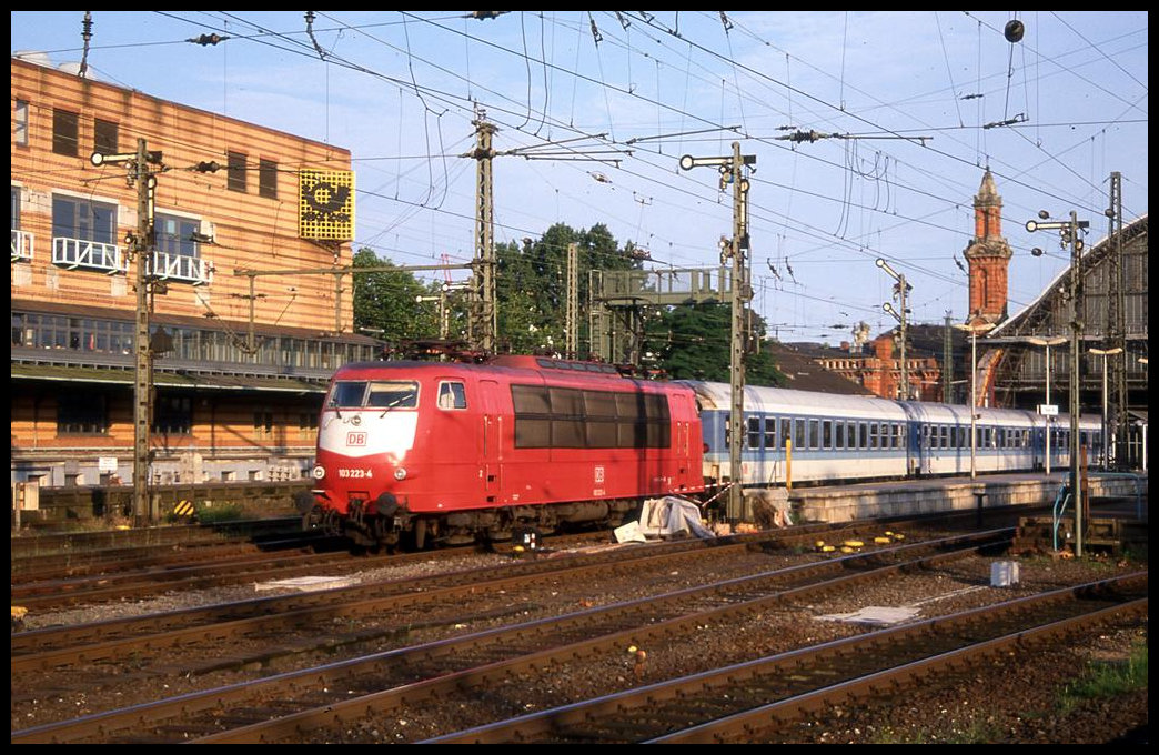 103223 fährt hier am 18.7.1998 um 07.04 Uhr mit dem Interregio nach Luxembourg aus dem HBF Bremen ab.