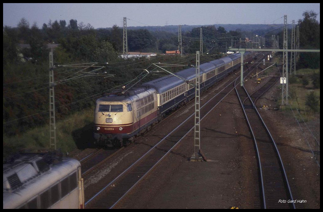 103223 mit EC 30  Merkur  am 20.09.1989 erreicht hier um 15.52 Uhr auf der Fahrt in Richtung Münster den Bahnhof Hasbergen.
