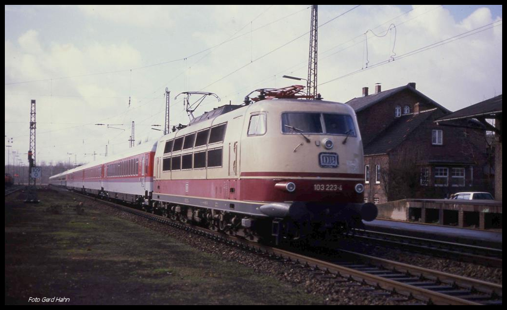 103223  mit IC 639 Roland fährt am 9.3.1990 um 14.35 Uhr in Richtung Osnabrück durch Hasbergen.