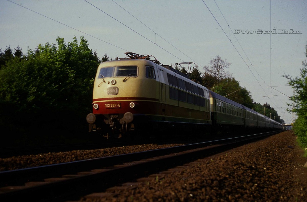 103227 ist mit IC 609 Heinrich Heine am 16.5.1988 um 17.42 Uhr in Osnabrück - Hörne Richtung Münster unterwegs.