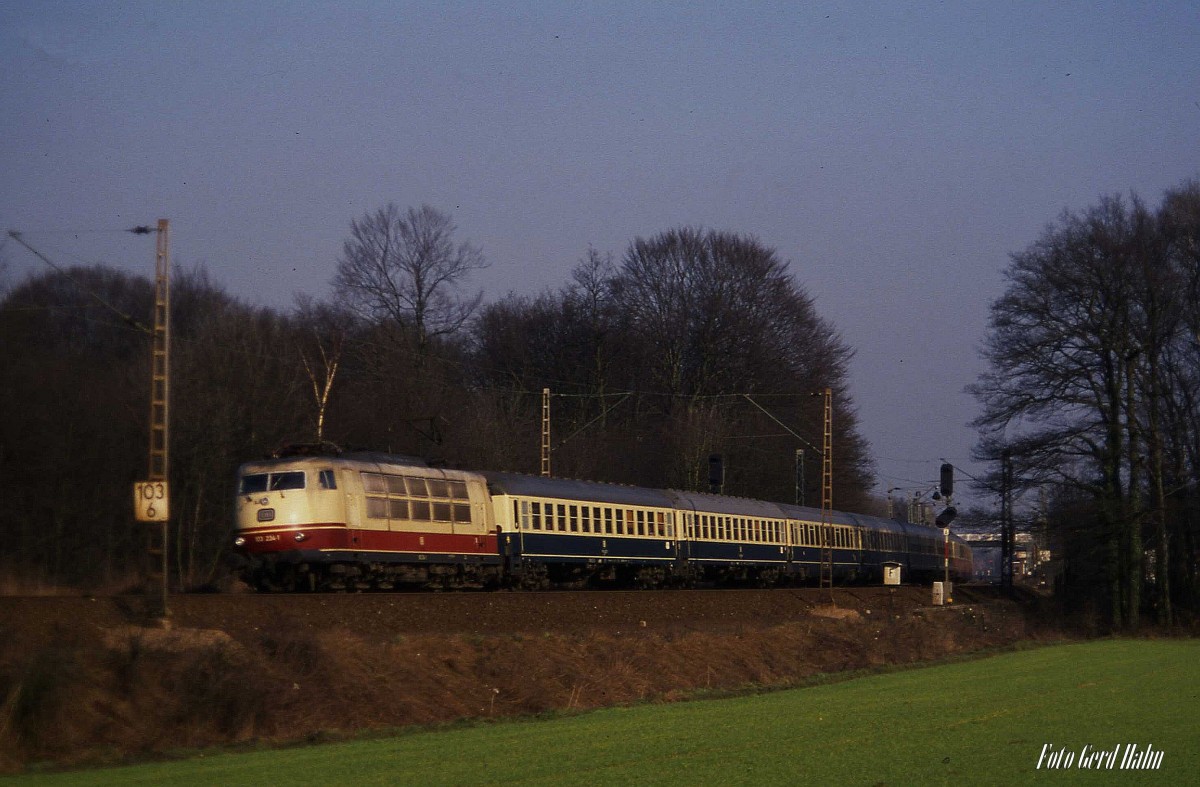 103234 mit IC 713  Diplomat  nach Stuttgart bei Natrup - Hagen am 7.2.1989 um 11.48 Uhr.