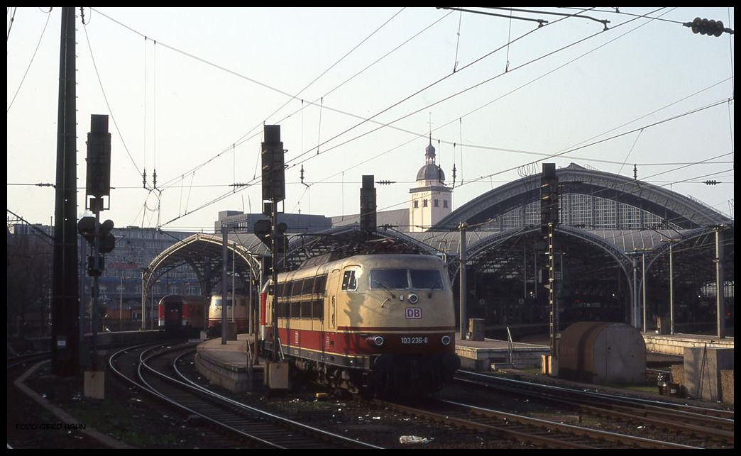 103236 wartet am 12.3.1997 um 15.16 Uhr mit einem IC nach Berlin im Hauptbahnhof Köln auf die Weiterfahrt.