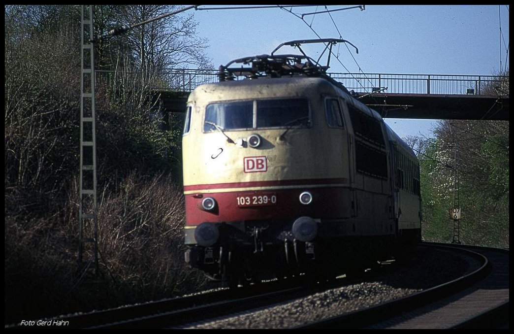 103239 erreicht hier am 5.4.1998 um 9.48 Uhr mit ihrem IR den Bahnhof Hasbergen auf der Fahrt nach Osnabrück.