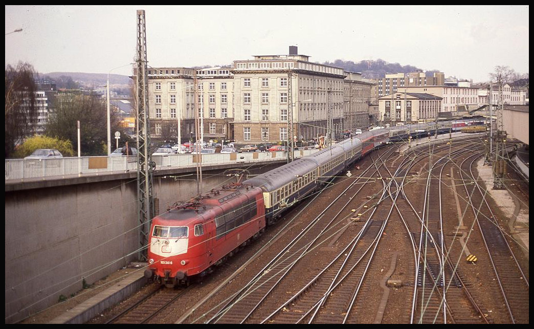 103241 fährt hier am 24.3.1993 mit einem Eurocity in die Schweiz um 16.20 Uhr aus dem HBF Wuppertal Elberfeld ab.