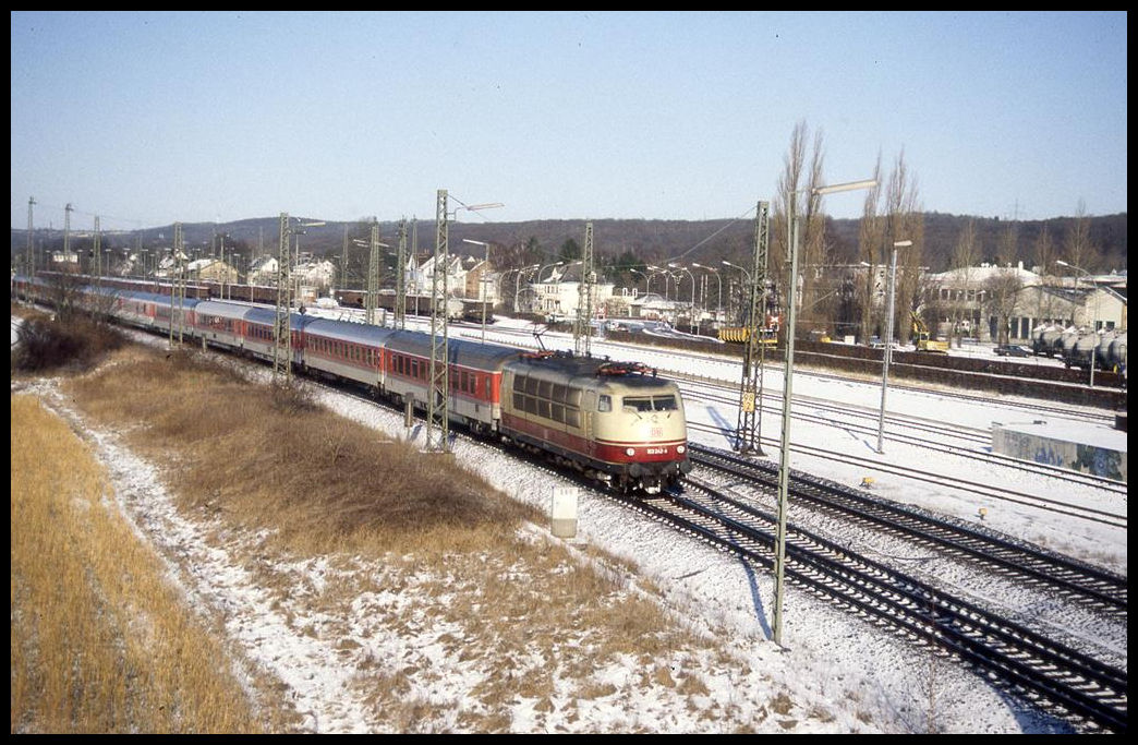 103242 durchfährt hier am 3.2.1998 mit einem Intercity in Richtung Münster den Bahnhof Lengerich in Westfalen. Das Foto wurde von einer Fußgänger Brücke herab gemacht. Die Brücke ist derzeit gesperrt. Ihr droht der Abriss!