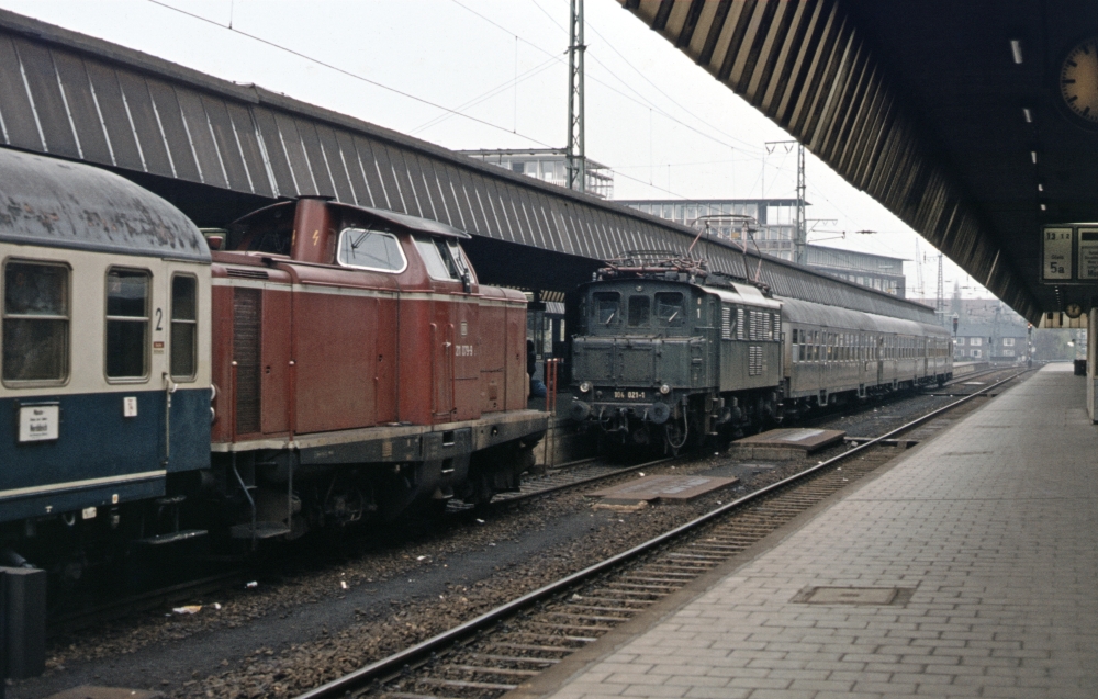 104 021 ist am 17.4.1979 mit einem Nahverkehrszug aus Osnabr�ck in M�nster Hbf angekommen.