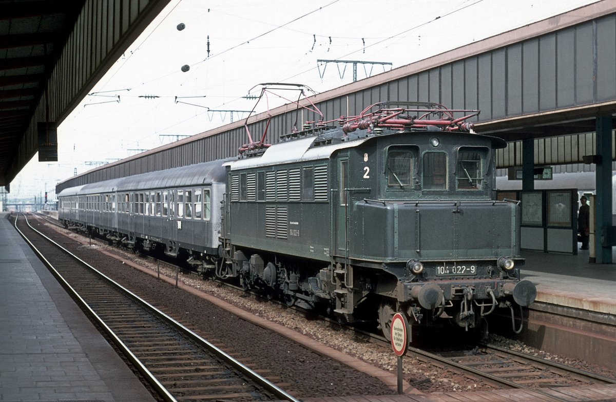 104 022 im Bf Essen 30.04.71