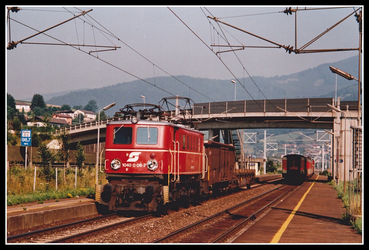 1040 006 fährt mit G79052 am 17.08.1994 durch die Haltestelle Oberaich. Die Haltestelle wurde zwischenzeitlich aufgelassen ,heute befindet sich an dieser Stelle ein Zuglaufcheckpoint.