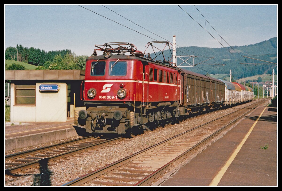 1040 009 fährt am 13.06.2002 mit einem kurzen Güterzug durch die Haltestelle Oberaich. Die Haltestelle wurde schon vor längerer Zeit aufgelassen, an derselben Stelle befindet sich jetzt ein Zuglaufcheckpoint.